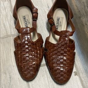 Trotters Women's Tan Woven Flats